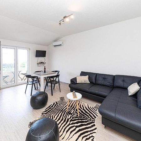 Stunning Apartment In Kastel Luksic With Wifi Kaštela Eksteriør billede