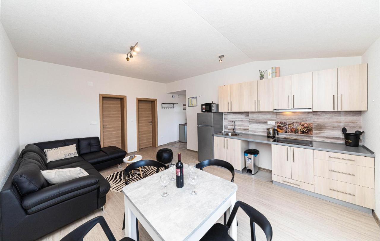 Stunning Apartment In Kastel Luksic With Wifi Kaštela Eksteriør billede